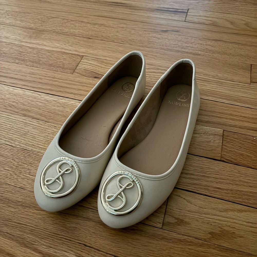 Sam & Libby Cream Flats with Medallion